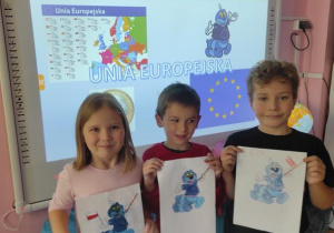 Marysia, Piotruś i Eryk pokazują wykonaną maskotkę UE.